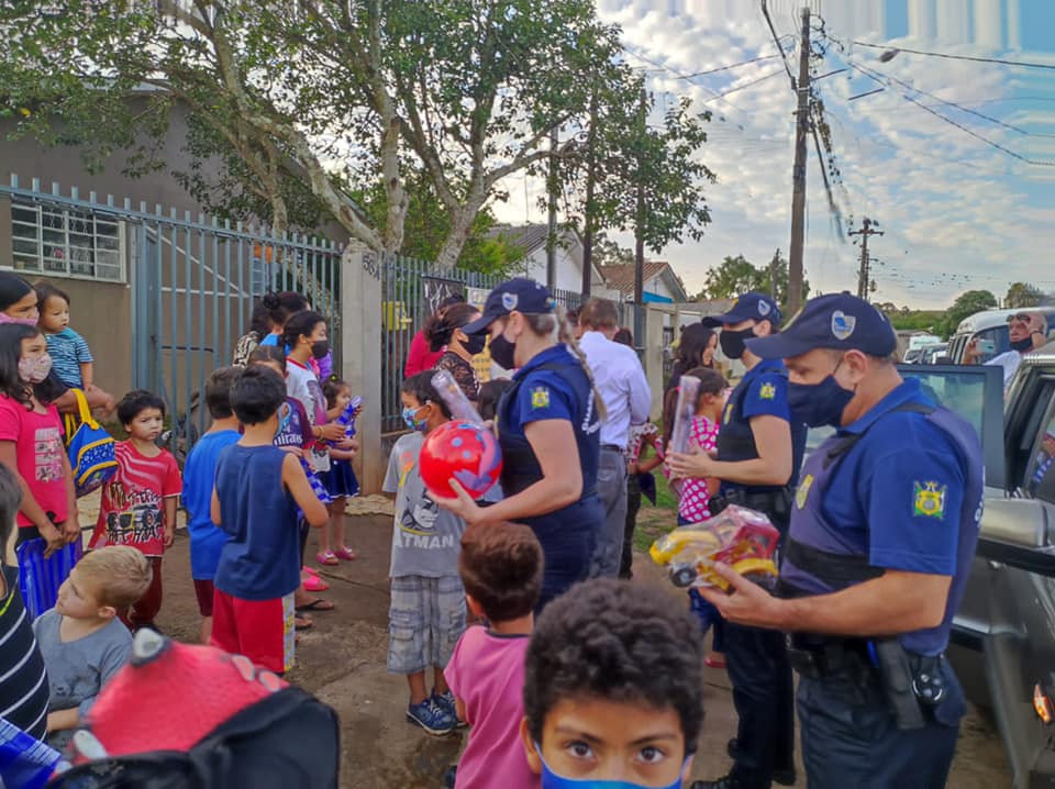 Foto 7 / Caravana da Xicória entrega doces e brinquedos no Dia das Crianças 